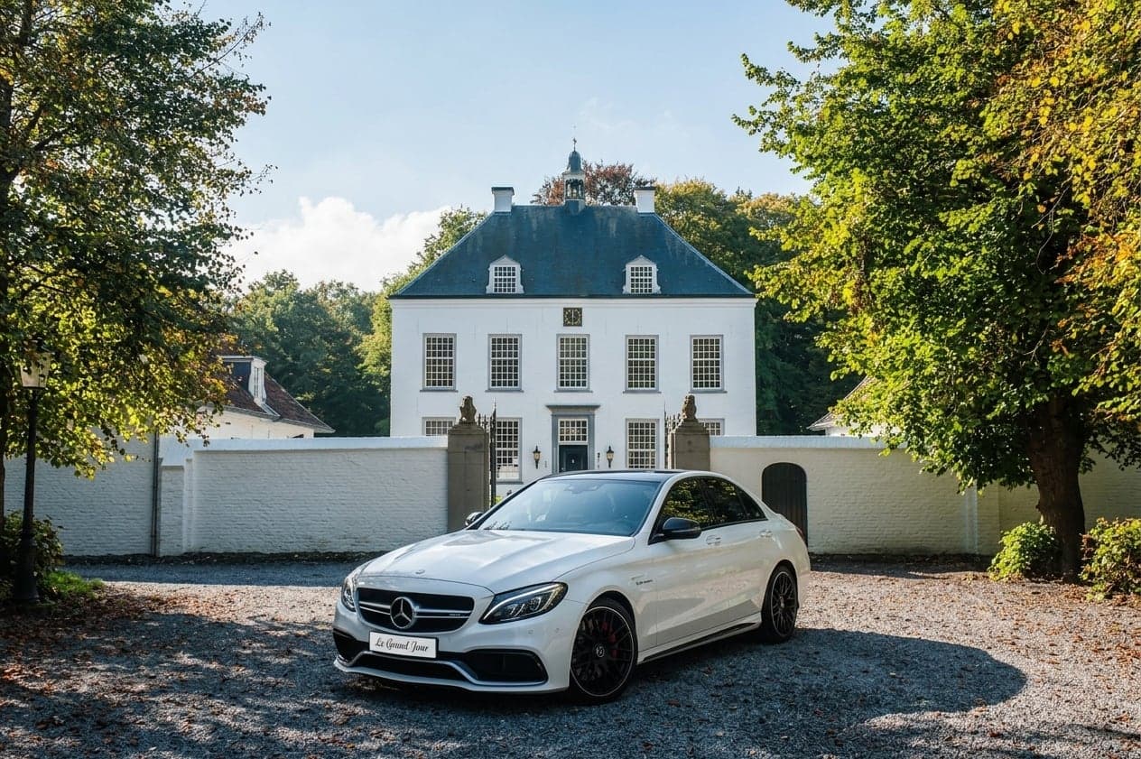 Witte Mercedes-AMG C63 S voor een wit landhuis in de regio Amersfoort